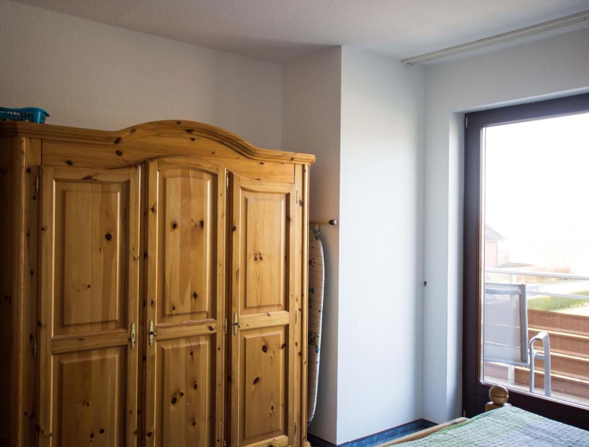 Ferienwohnungen-Neue-Tiefe-Wohnung-Kleiderbuegel Neue Tiefe Fehmarn Exterior photo